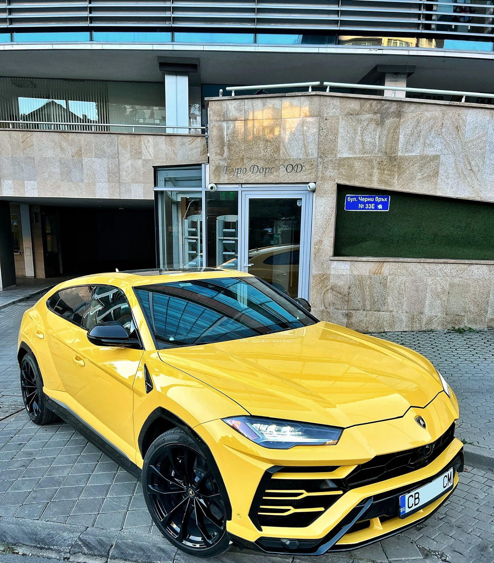 Lamborghini Urus НАЛИЧЕН/ 16х км/CARBON/Akrapovic/PANO/HeadUp/360  - [1] 