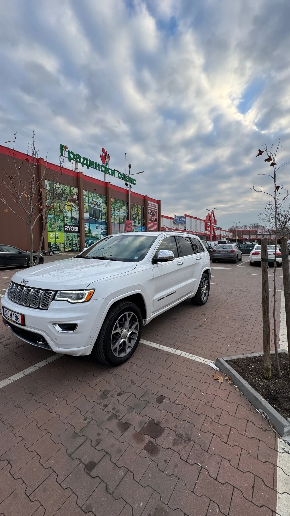 Jeep Grand cherokee Overland 5.7 - изображение 2