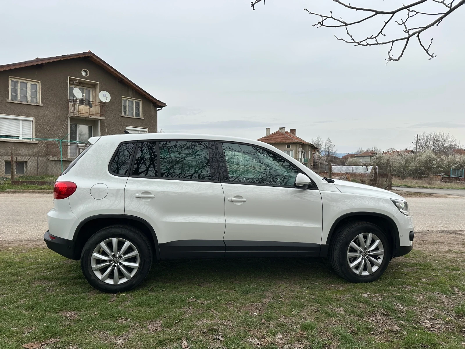 VW Tiguan 2.0 FACELIFT 4MOTION, снимка 3 - Автомобили и джипове - 54012729