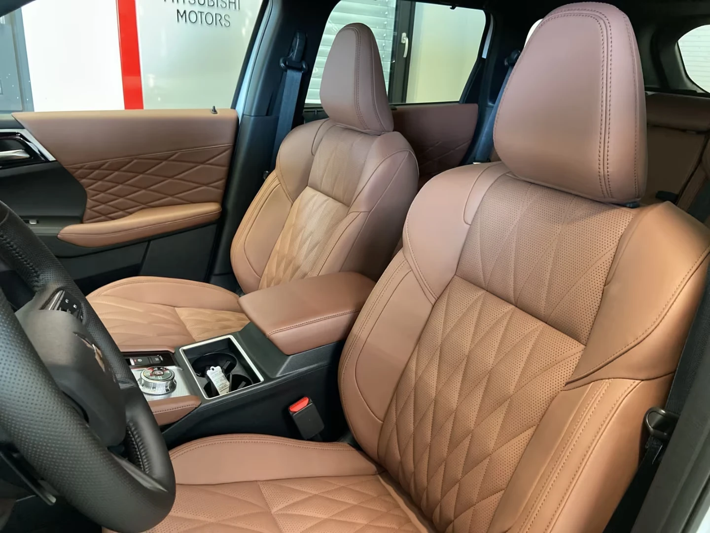 Mitsubishi Outlander 2.4PHEV/306HP/TOP LUXURY/PANO/360/HUD/YAMAHA/203h, снимка 10 - Автомобили и джипове - 54371310