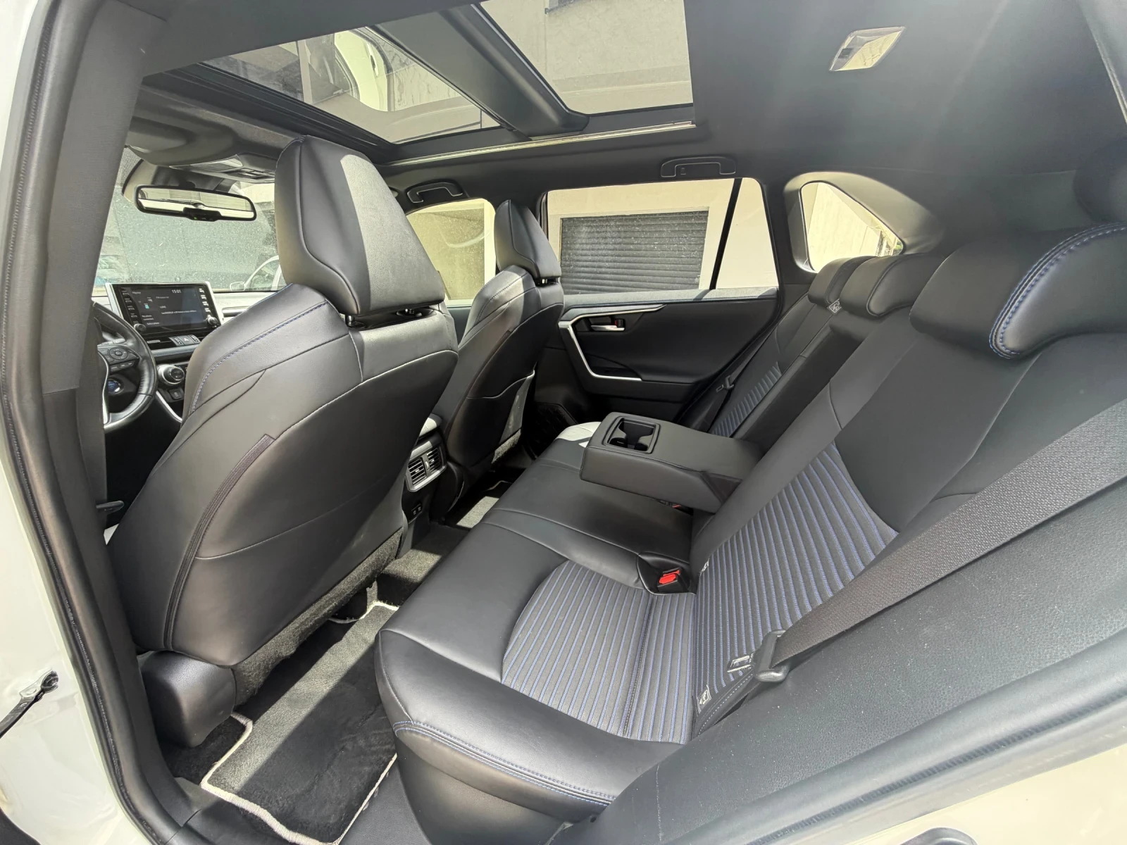 Toyota Rav4 2, 5 Hybrid= 4x4= Panorama= Full 99000 km, снимка 13 - Автомобили и джипове - 54423305