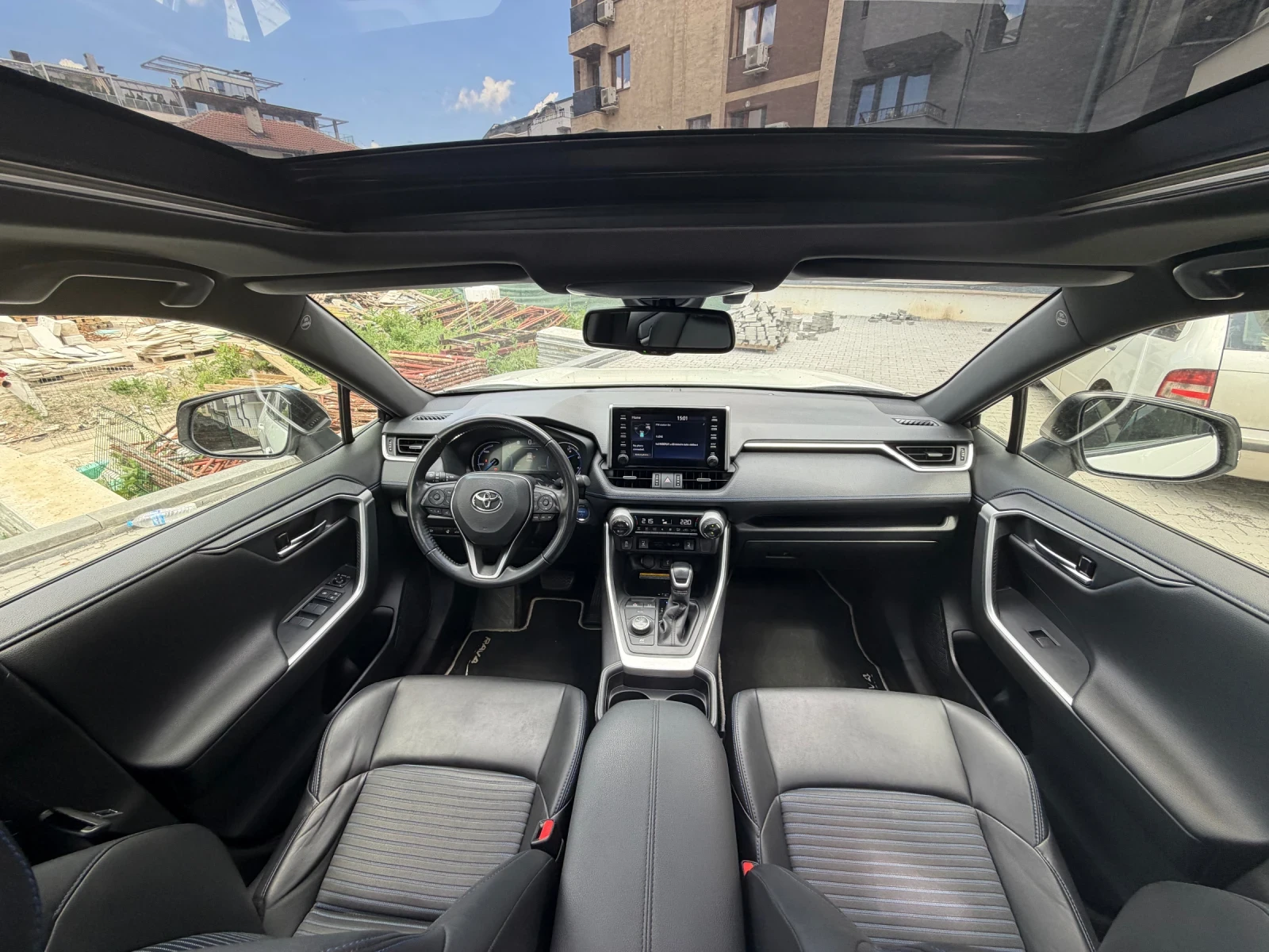 Toyota Rav4 2, 5 Hybrid= 4x4= Panorama= Full 99000 km, снимка 9 - Автомобили и джипове - 54423305