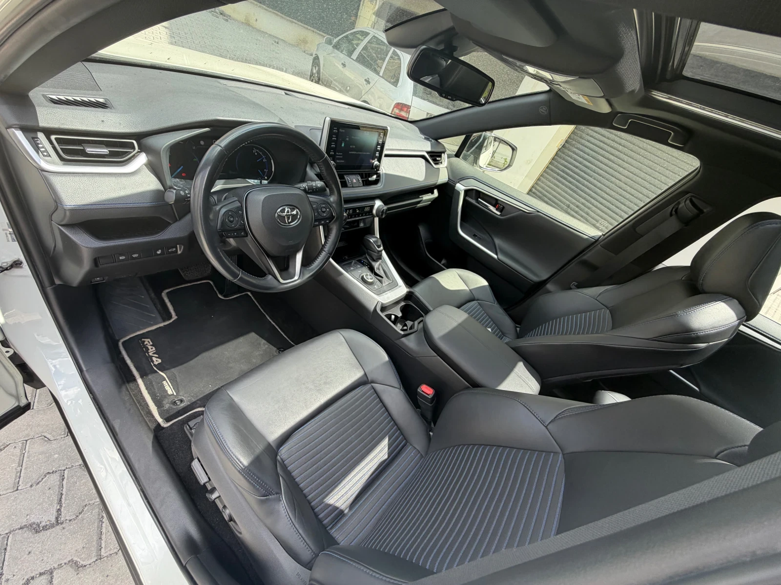 Toyota Rav4 2, 5 Hybrid= 4x4= Panorama= Full 99000 km, снимка 11 - Автомобили и джипове - 54423305