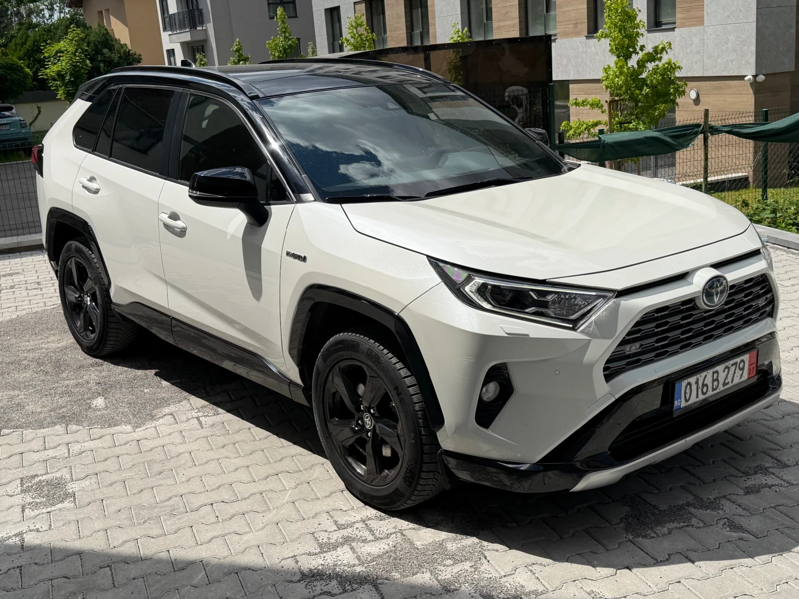 Toyota Rav4 2, 5 Hybrid= 4x4= Panorama= Full 99000 km, снимка 3 - Автомобили и джипове - 54423305