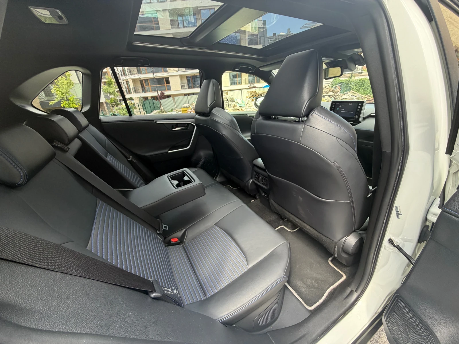 Toyota Rav4 2, 5 Hybrid= 4x4= Panorama= Full 99000 km, снимка 12 - Автомобили и джипове - 54423305