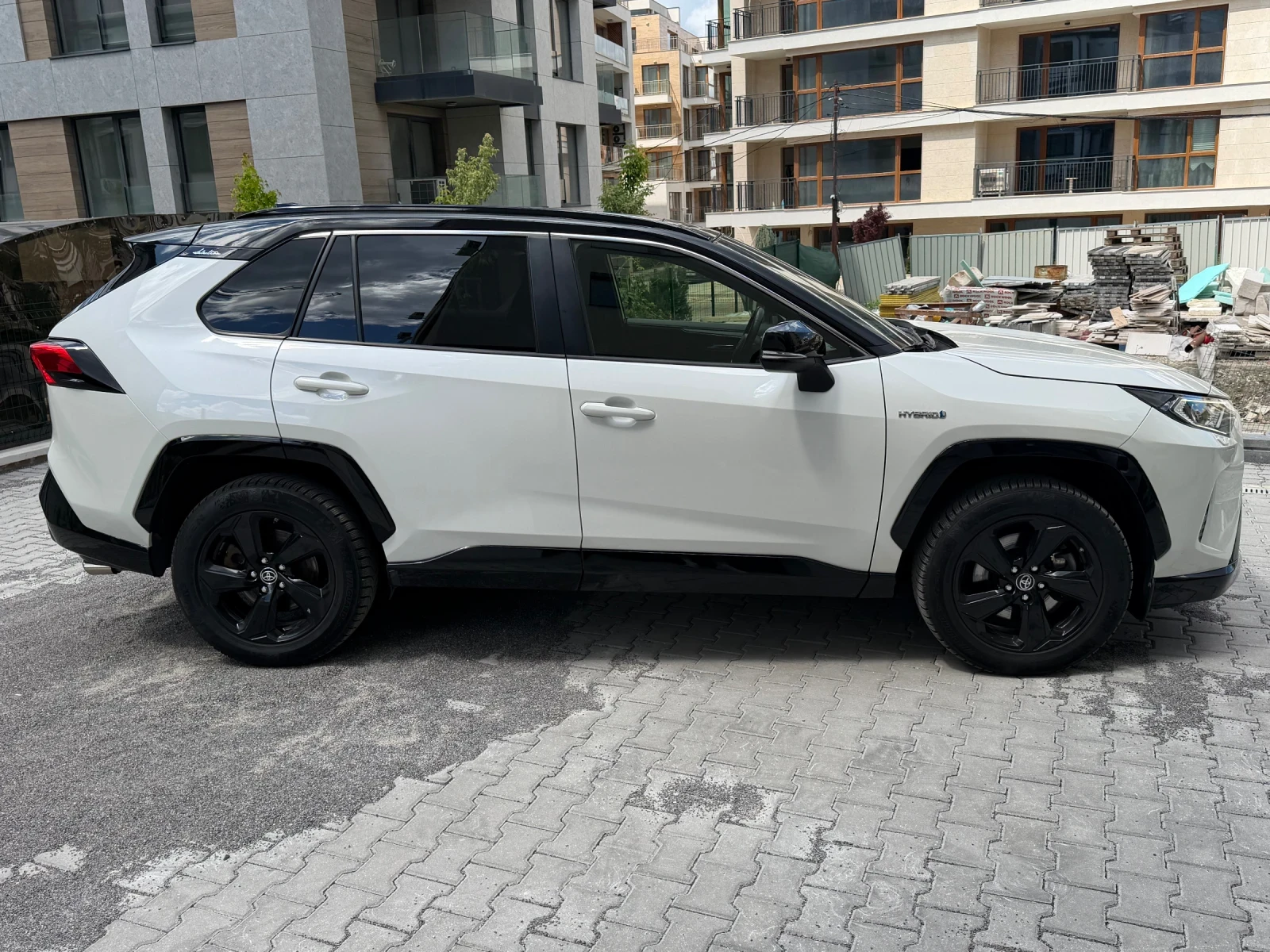 Toyota Rav4 2, 5 Hybrid= 4x4= Panorama= Full 99000 km, снимка 4 - Автомобили и джипове - 54423305