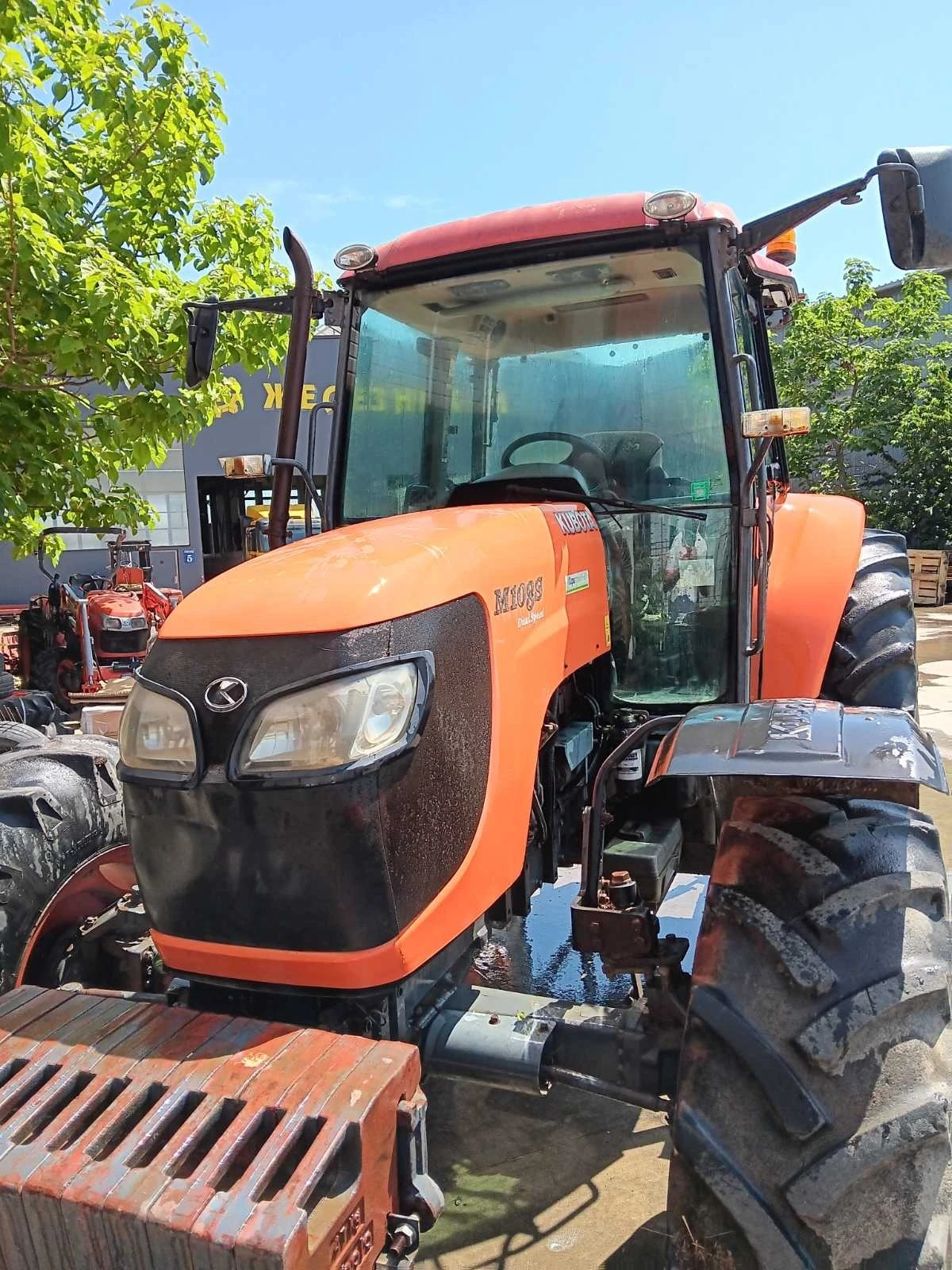 Трактор Kubota M108S преден навес - изображение 3