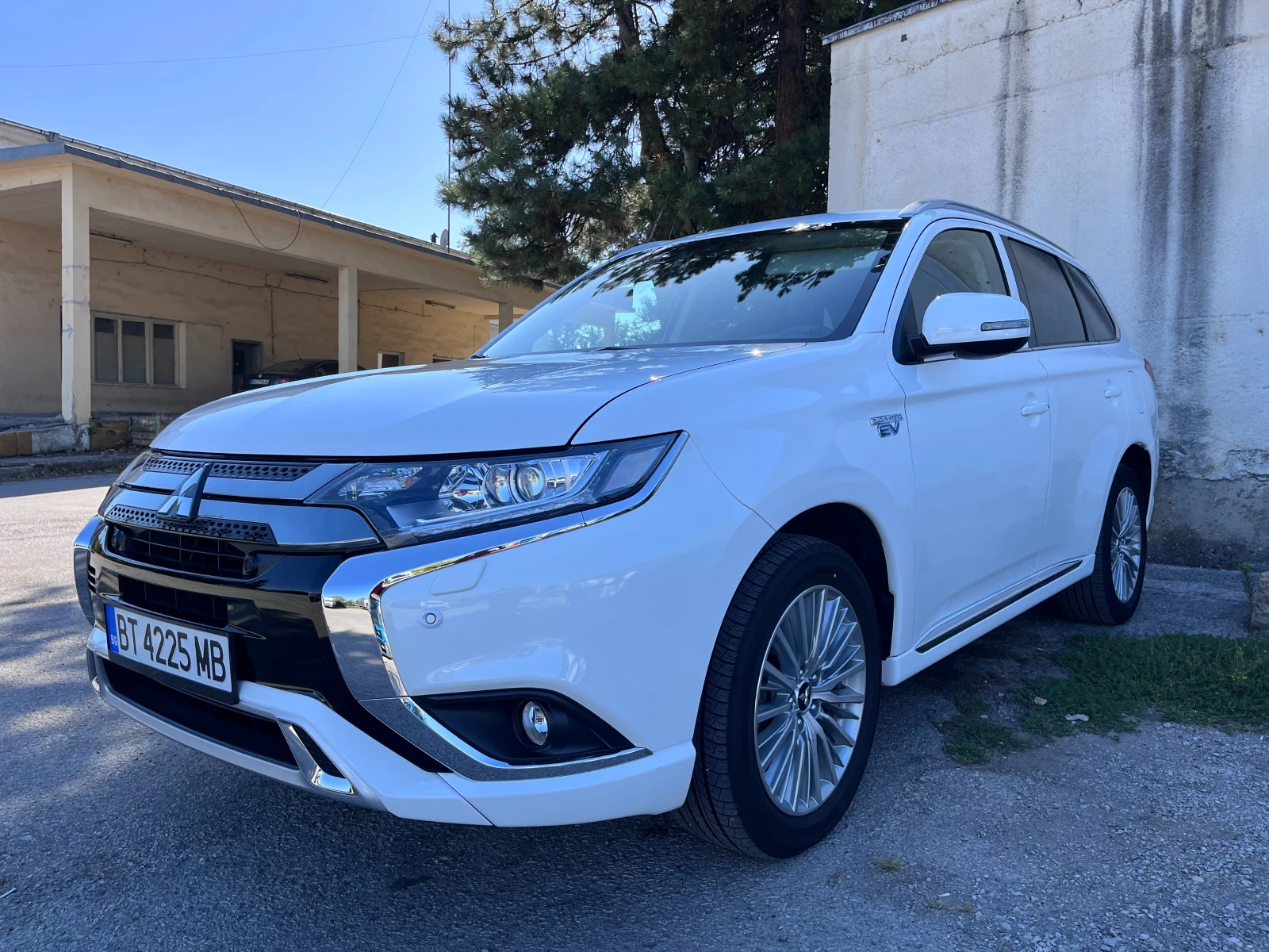 Mitsubishi Outlander  PHEV 2.4 - изображение 2