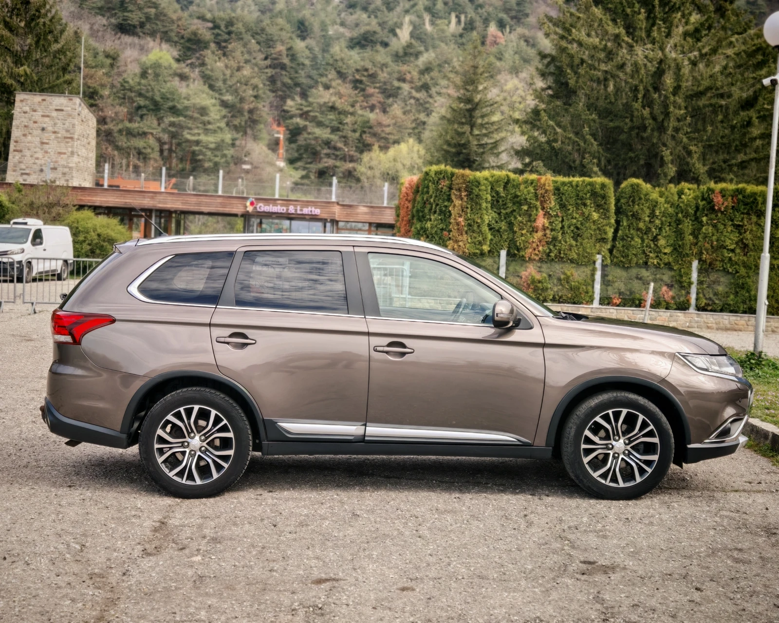 Mitsubishi Outlander 4WD 2.2 АВТОМАТ НАВИ Keylessgo 6+ 1 - изображение 4