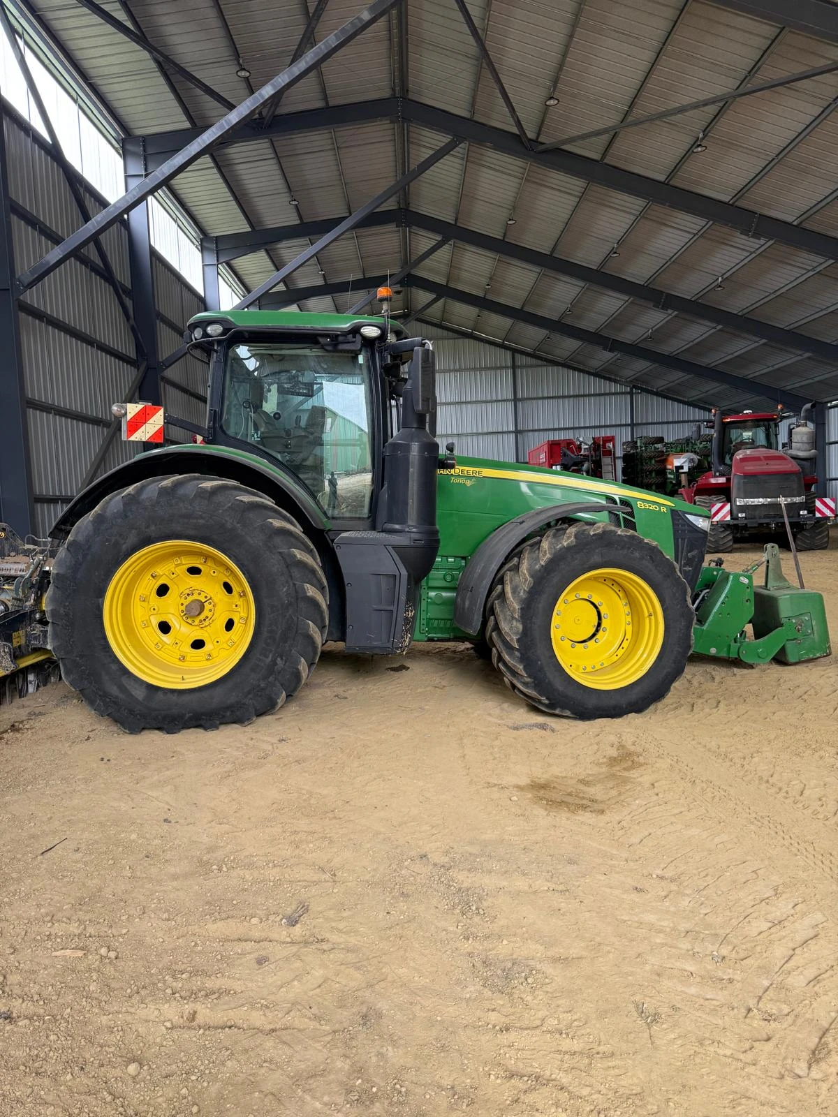 Трактор John Deere 8320R E23 лизинг с първоначална вноска 20 %