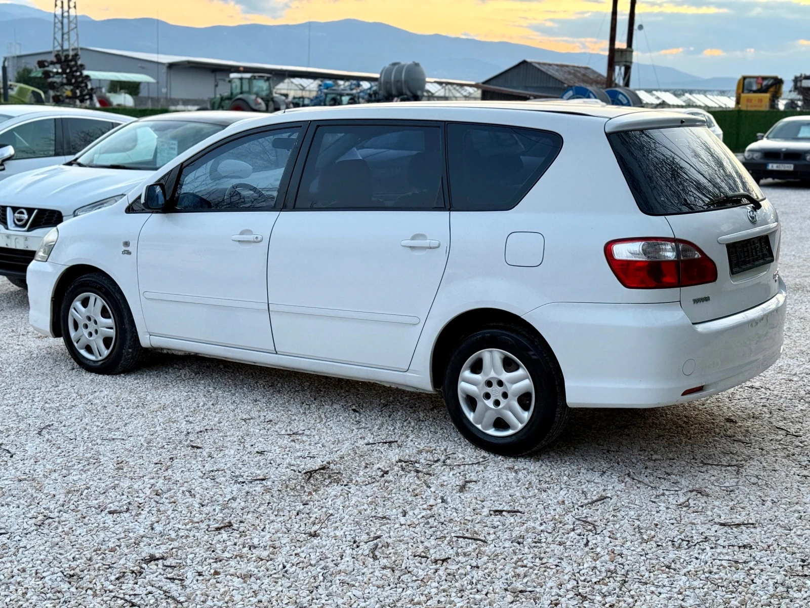 Toyota Avensis verso 2.0D/ 116кс./ 7местен/ КОЖА/ ПЕРФЕТНА, снимка 4 - Автомобили и джипове - 53990273