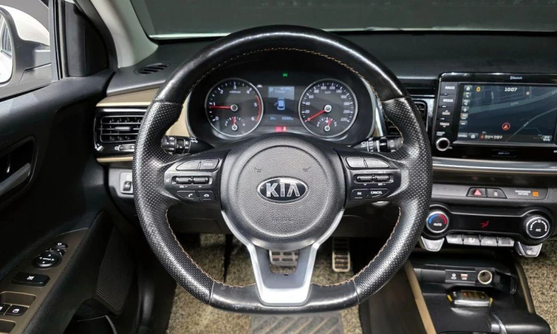 Kia Stonic Diesel 1.6 Prestige * НАЙ-ДОБРА ЦЕНА В БЪЛГАРИЯ* , снимка 13 - Автомобили и джипове - 52112105