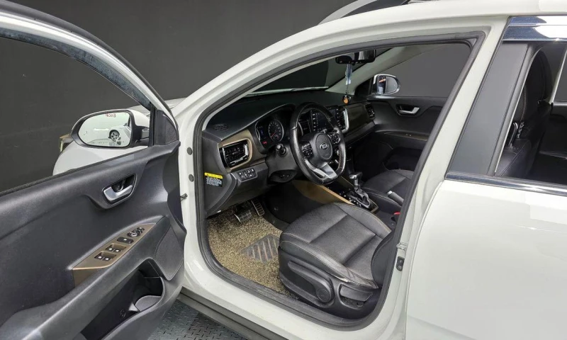 Kia Stonic Diesel 1.6 Prestige * НАЙ-ДОБРА ЦЕНА В БЪЛГАРИЯ* , снимка 10 - Автомобили и джипове - 52112105