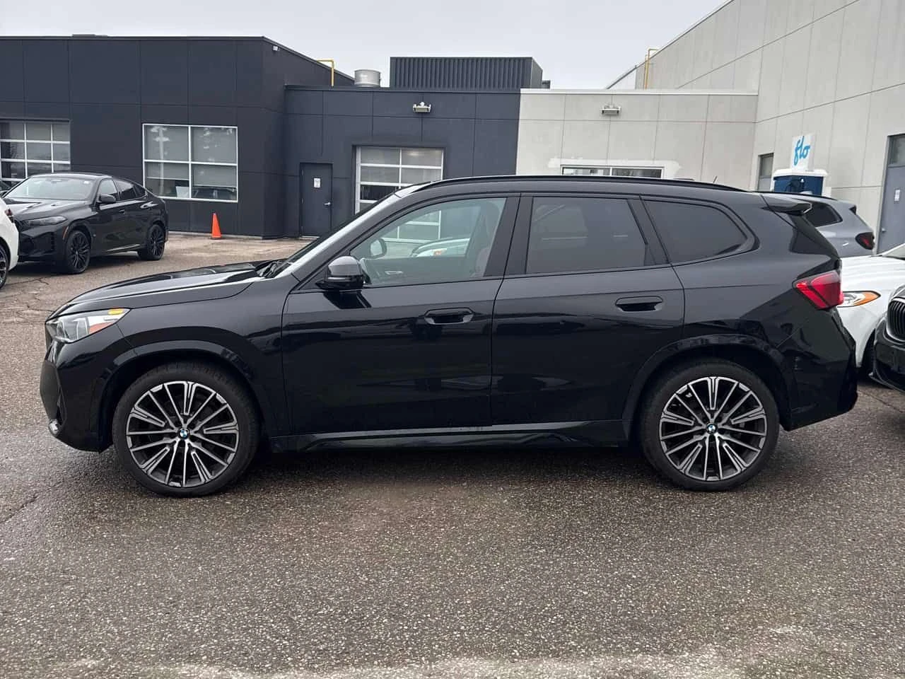 BMW X1 xDrive28i/360/HUD/ПРЕДСТАВИТЕЛСТВО НА BMW - изображение 3