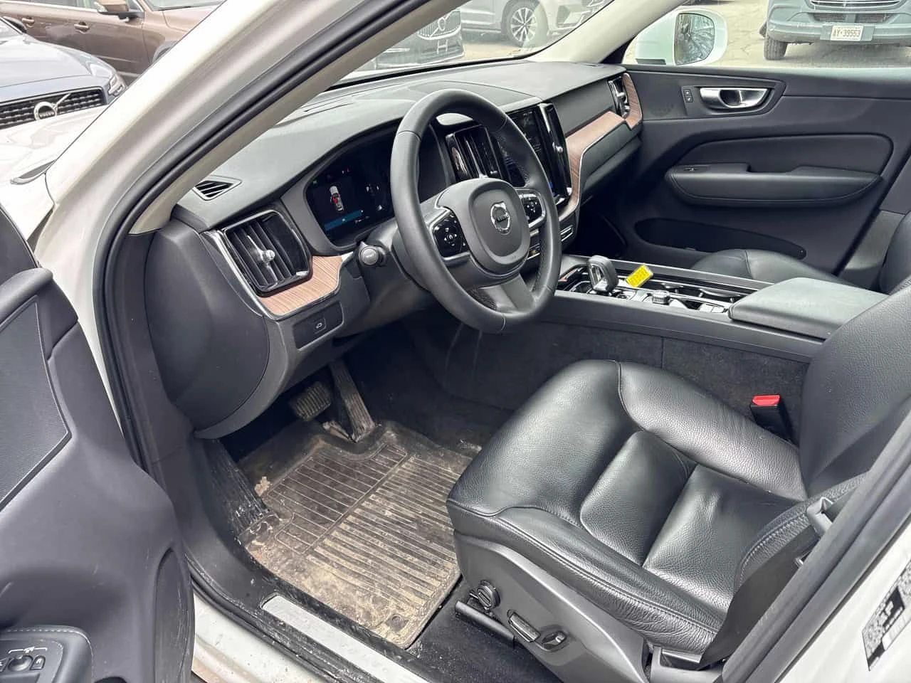 Volvo XC60 B6 AWD Plus Bright Theme  CARFAX, снимка 5 - Автомобили и джипове - 54323824