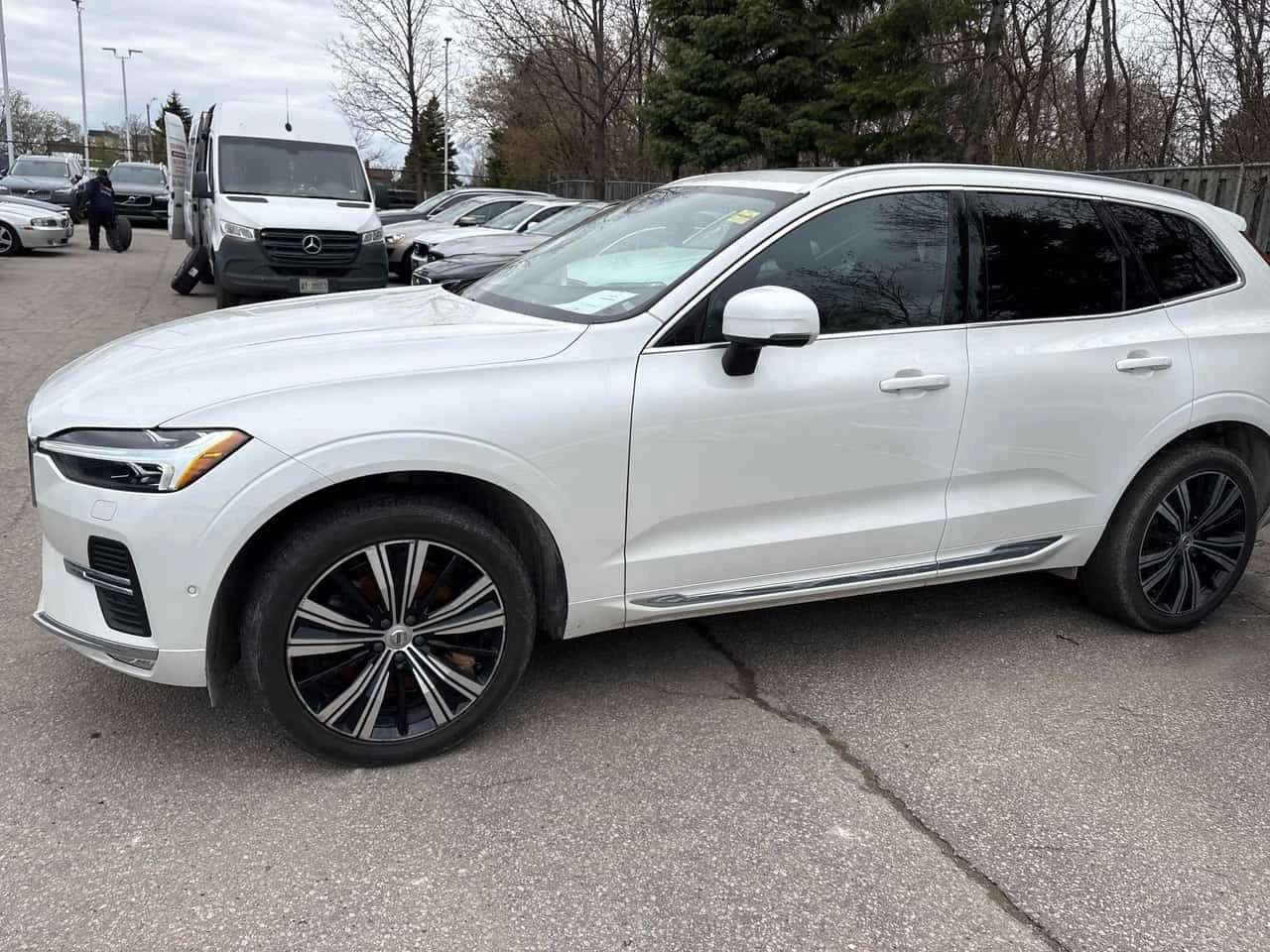 Volvo XC60 B6 AWD Plus Bright Theme  CARFAX, снимка 2 - Автомобили и джипове - 54323824