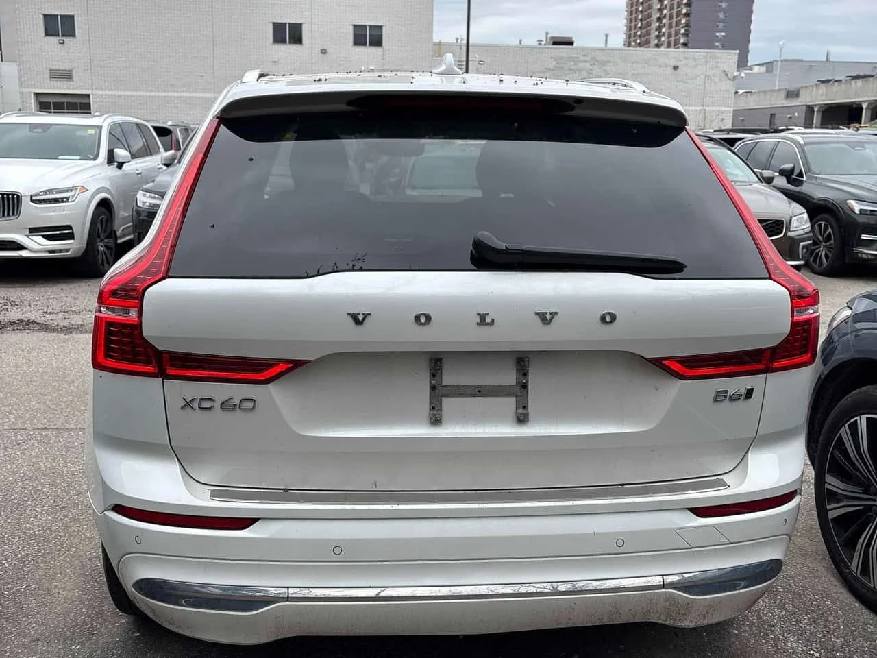 Volvo XC60 B6 AWD Plus Bright Theme  CARFAX, снимка 4 - Автомобили и джипове - 54323824