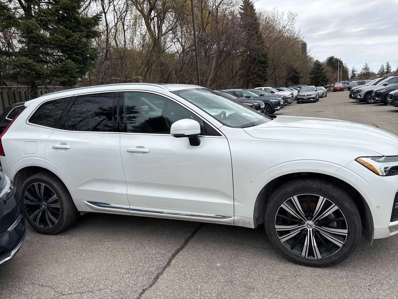Volvo XC60 B6 AWD Plus Bright Theme  CARFAX, снимка 3 - Автомобили и джипове - 54323824