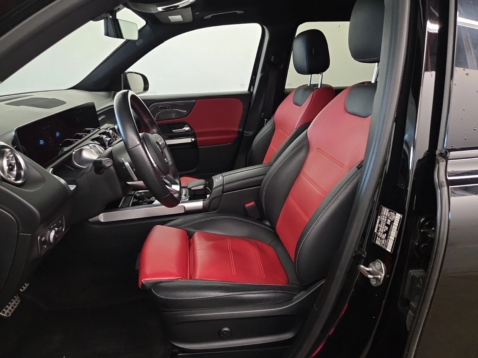 Mercedes-Benz GLB 250 АМГ/CARFAX/ПОДГРЕВ/ПАМЕТ/ПОДГРЕВ/, снимка 5 - Автомобили и джипове - 55995079