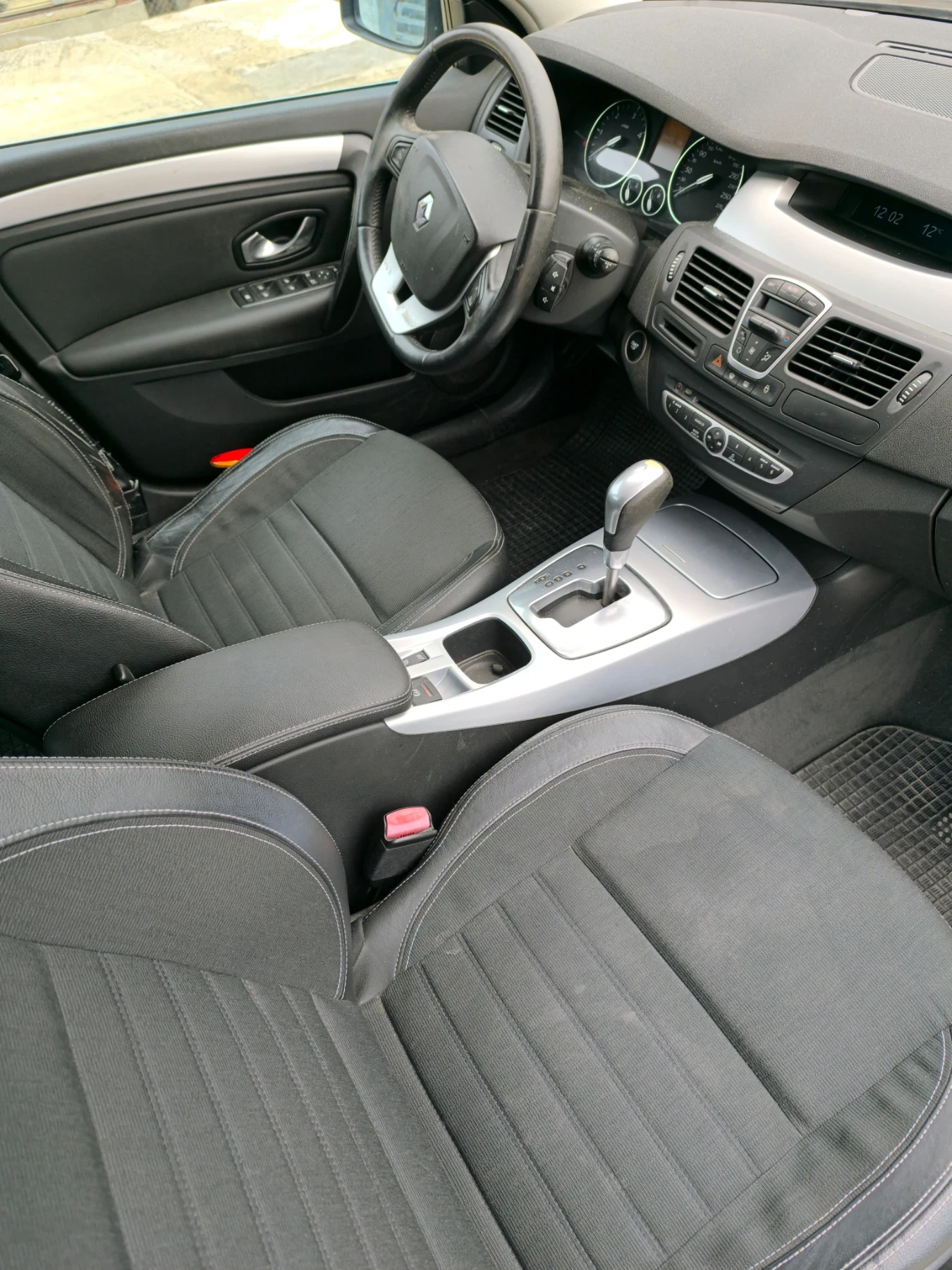 Renault Laguna 2.0dci 150к.с. автоматик - изображение 9