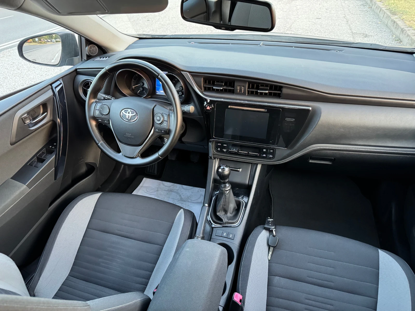 Toyota Auris 1.6 D4D Top, снимка 11 - Автомобили и джипове - 55601386