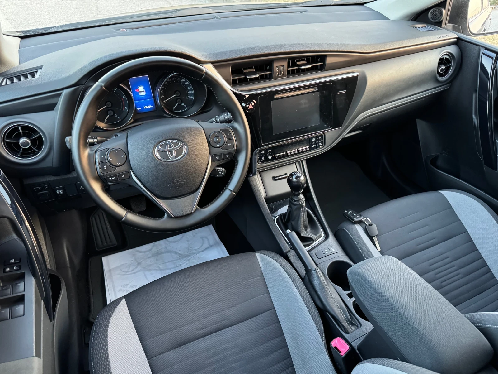 Toyota Auris 1.6 D4D Top, снимка 13 - Автомобили и джипове - 55601386