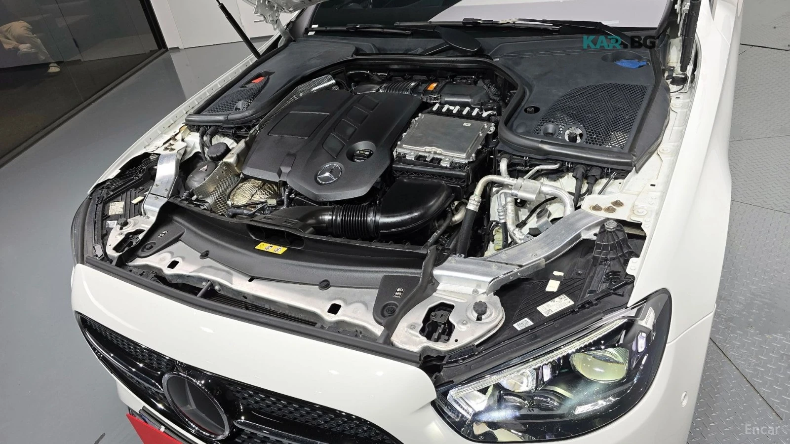 Mercedes-Benz E 220 4MATIC/AMG-LINE/DRIVE-ASSISTS/SUNROOF, снимка 17 - Автомобили и джипове - 55751470