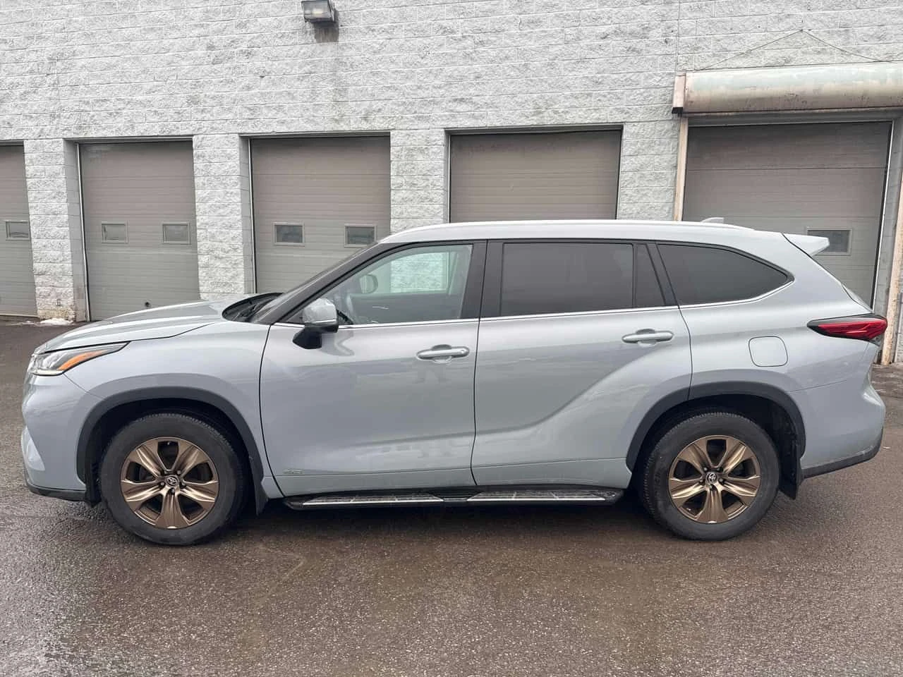 Toyota Highlander Hybrid XLE/ШИБЕДАХ/ПОДГРЕВ/CARFAX/ФИНАНСИРАНЕ, снимка 3 - Автомобили и джипове - 54642149