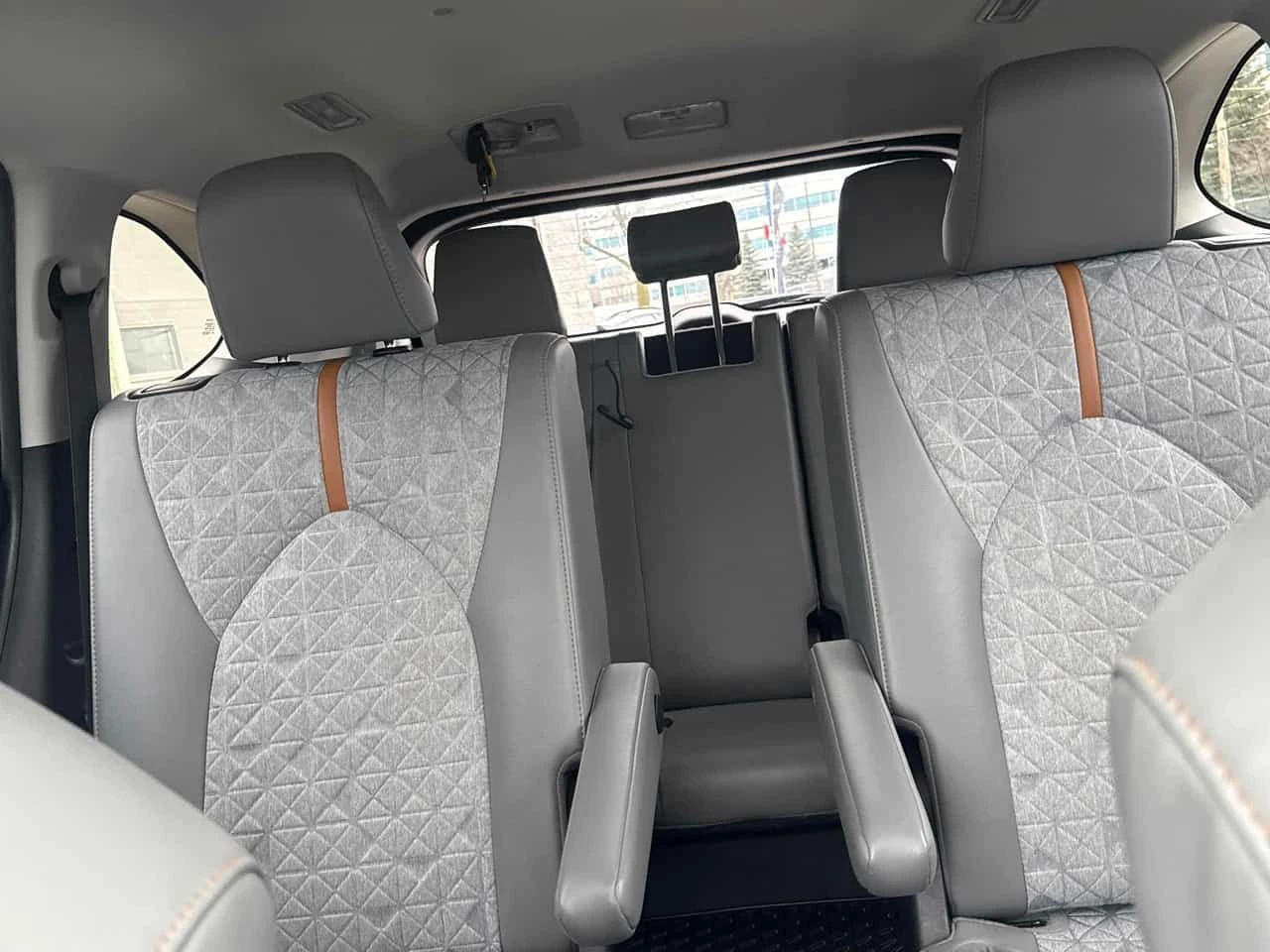 Toyota Highlander Hybrid XLE/ШИБЕДАХ/ПОДГРЕВ/CARFAX/ФИНАНСИРАНЕ, снимка 10 - Автомобили и джипове - 54642149