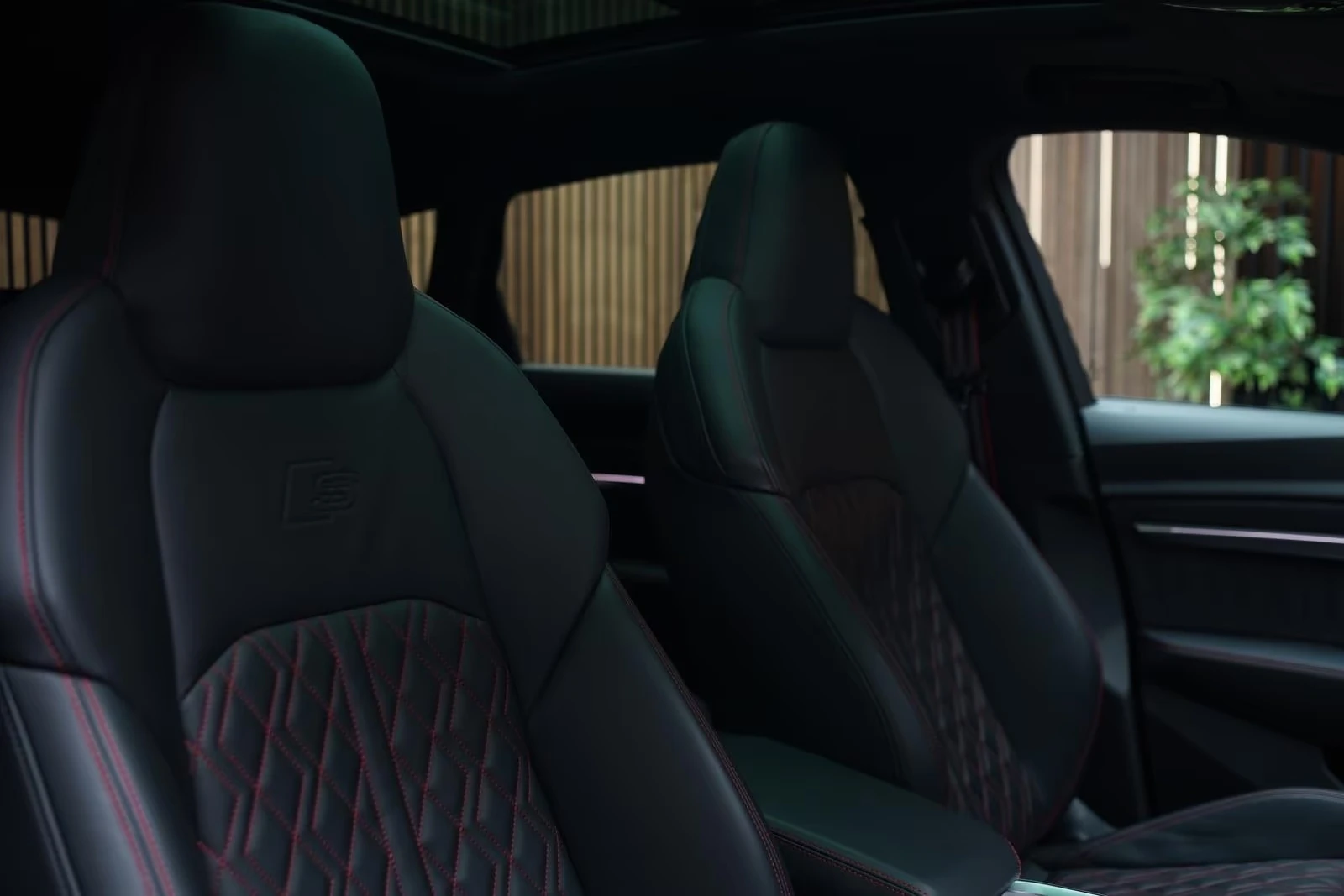 Audi SQ8 E-TRON / B&O / MATRIX / HUD / 360 / PANO /, снимка 12 - Автомобили и джипове - 55103553
