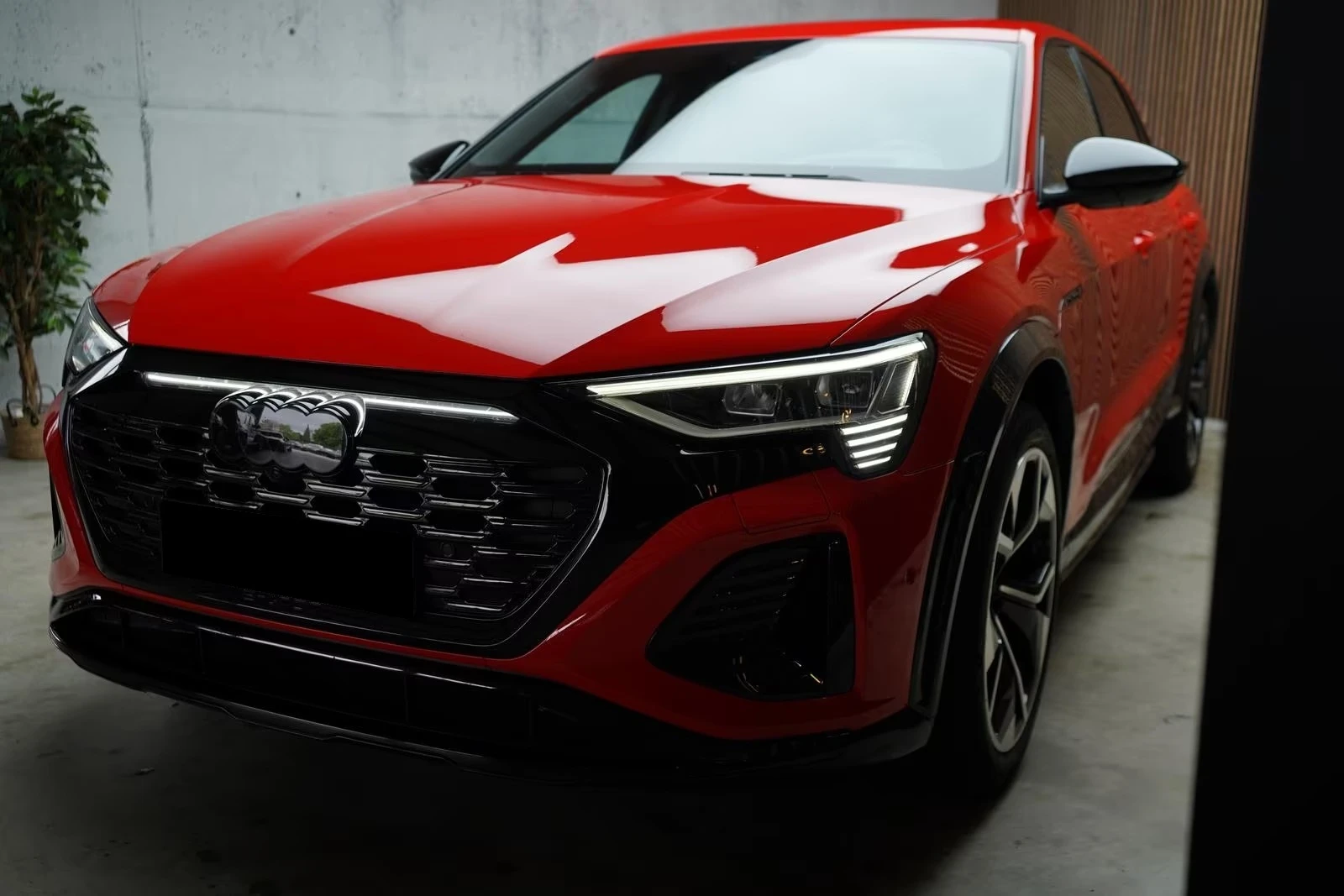 Audi SQ8 E-TRON / B&O / MATRIX / HUD / 360 / PANO /, снимка 3 - Автомобили и джипове - 55103553