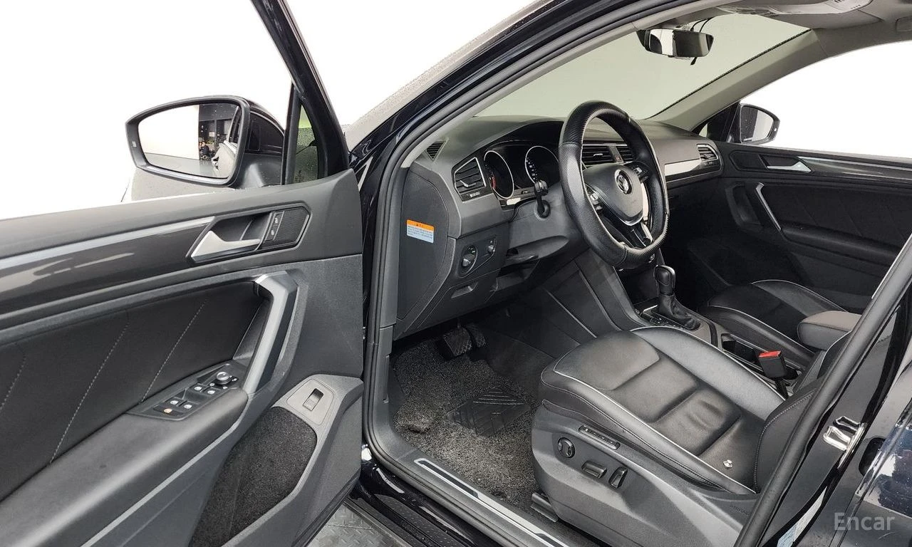 VW Tiguan ПОДГРЕВИ * ПАНО * KEYLESS * АВТОКРЕДИТ * HEAD-UP, снимка 16 - Автомобили и джипове - 55276024