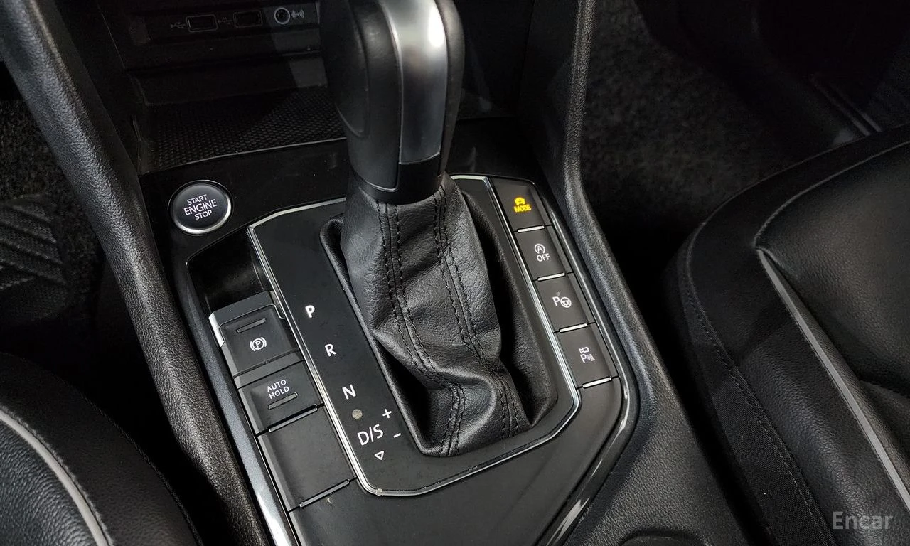 VW Tiguan ПОДГРЕВИ * ПАНО * KEYLESS * АВТОКРЕДИТ * HEAD-UP, снимка 13 - Автомобили и джипове - 55276024