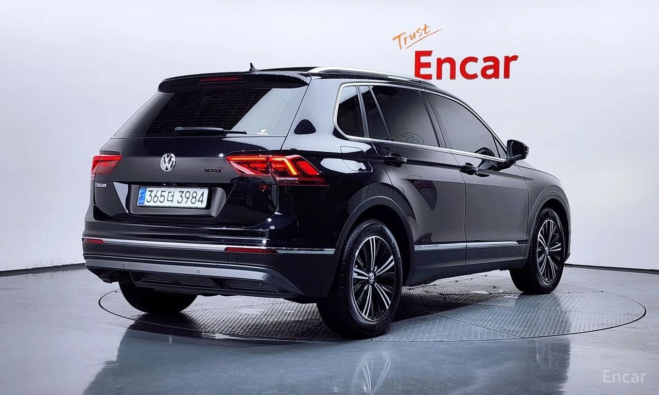 VW Tiguan ПОДГРЕВИ * ПАНО * KEYLESS * АВТОКРЕДИТ * HEAD-UP, снимка 3 - Автомобили и джипове - 55276024