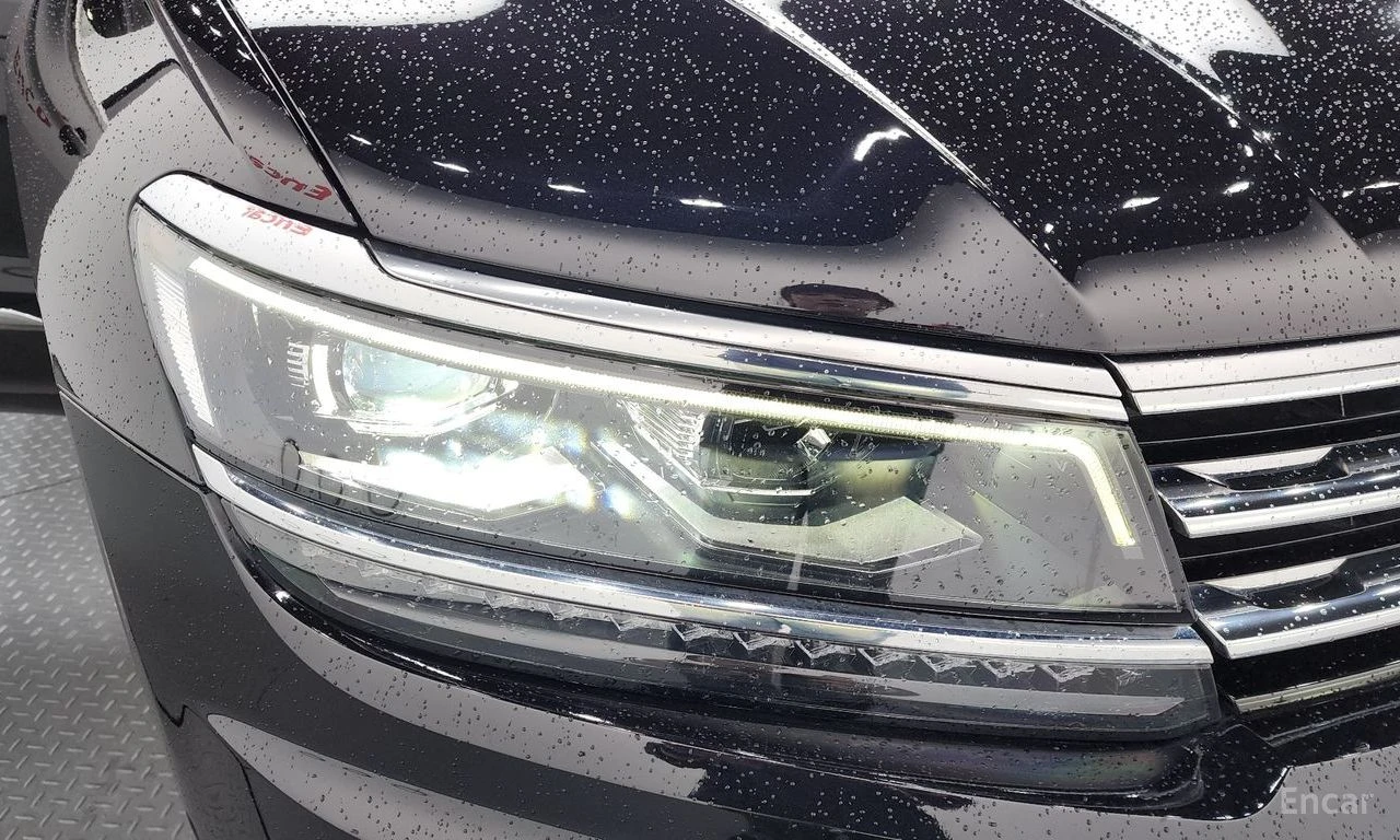 VW Tiguan ПОДГРЕВИ * ПАНО * KEYLESS * АВТОКРЕДИТ * HEAD-UP, снимка 8 - Автомобили и джипове - 55276024