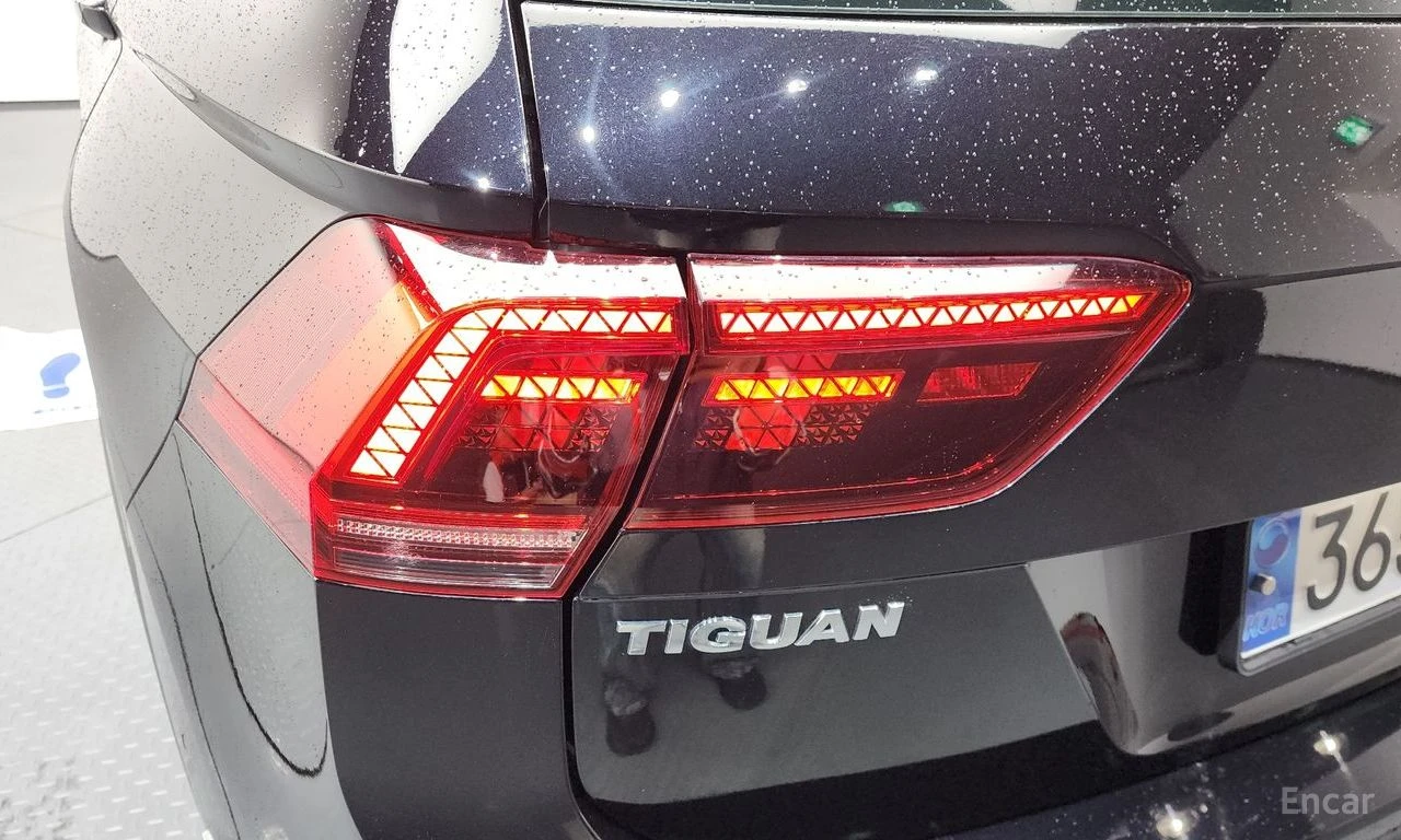 VW Tiguan ПОДГРЕВИ * ПАНО * KEYLESS * АВТОКРЕДИТ * HEAD-UP, снимка 9 - Автомобили и джипове - 55276024