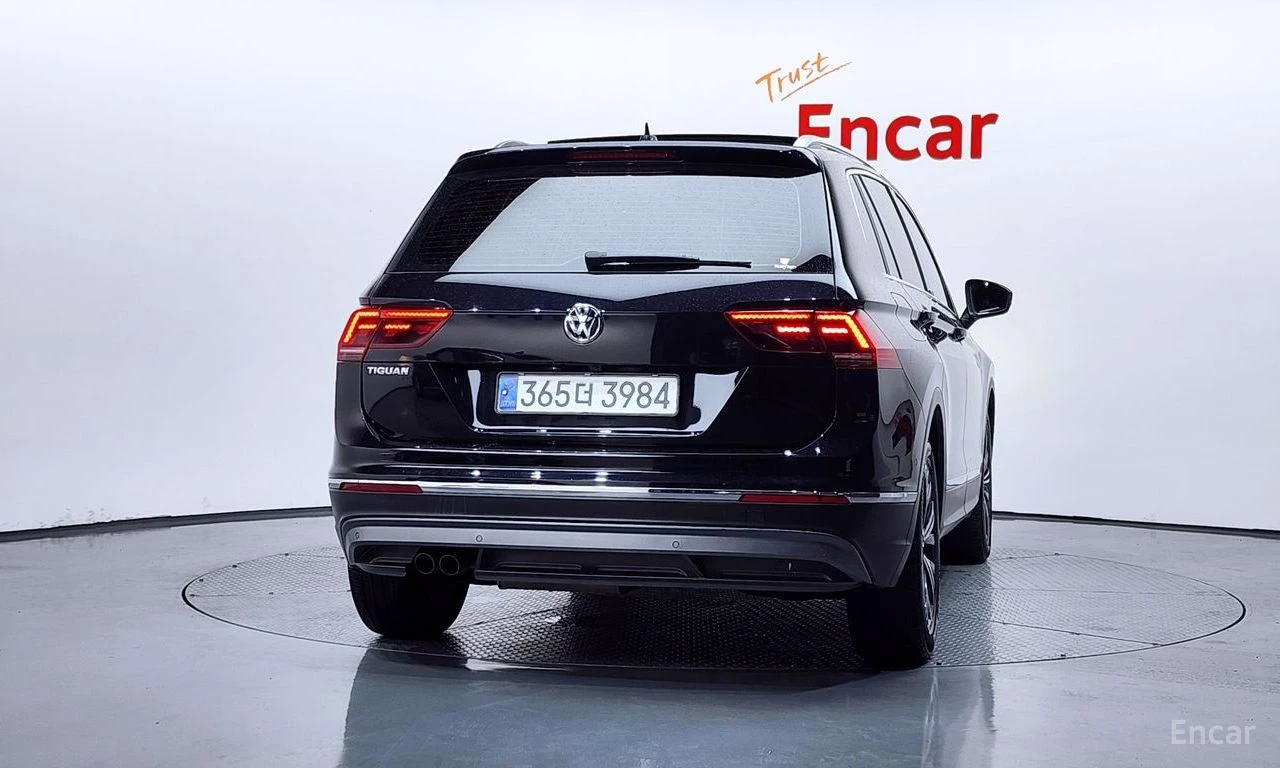 VW Tiguan ПОДГРЕВИ * ПАНО * KEYLESS * АВТОКРЕДИТ * HEAD-UP, снимка 5 - Автомобили и джипове - 55276024