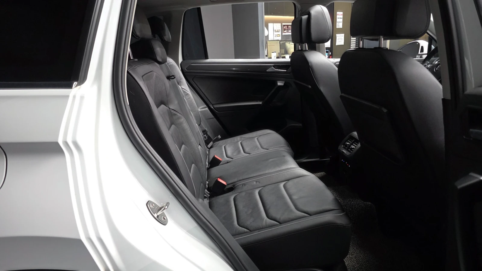 VW Tiguan 2.0 TDI Prestige | Панорама | HUD | 360  | ACC, снимка 11 - Автомобили и джипове - 56130783
