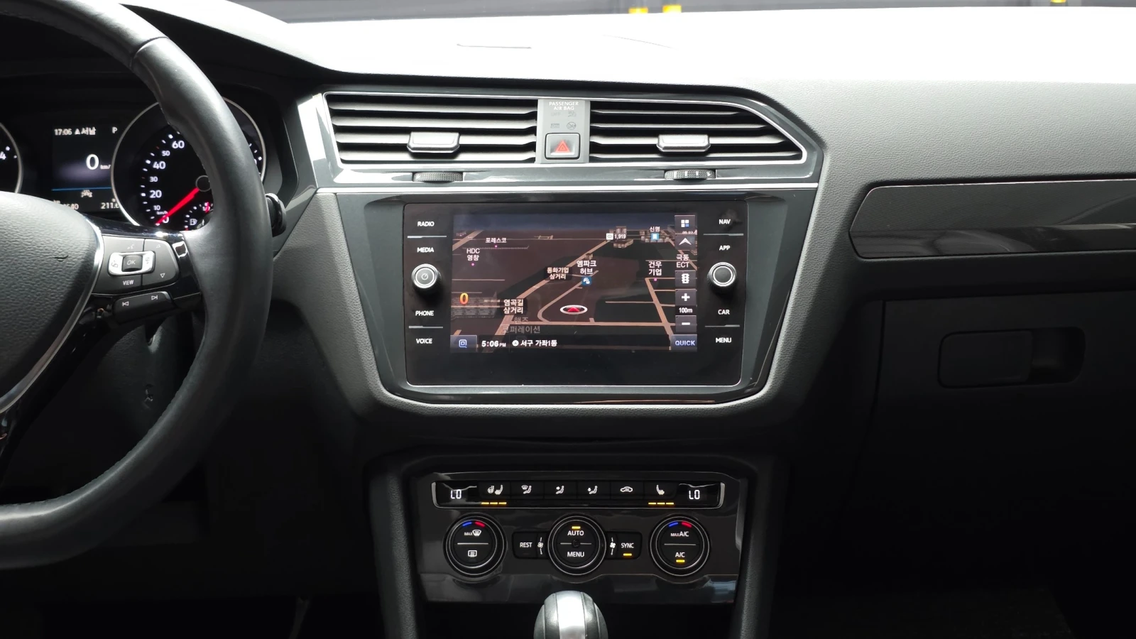 VW Tiguan 2.0 TDI Prestige | Панорама | HUD | 360  | ACC, снимка 13 - Автомобили и джипове - 56130783