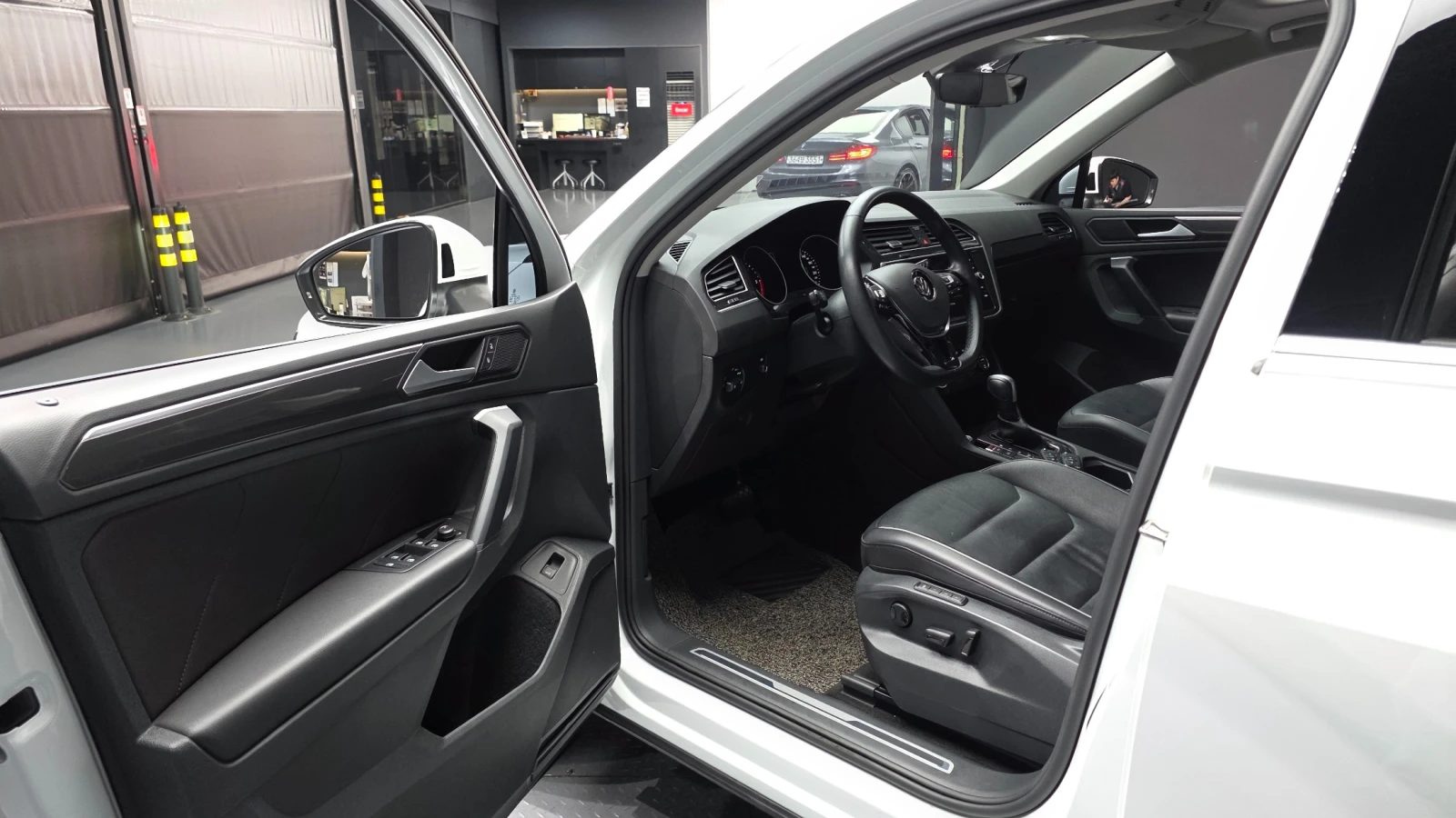 VW Tiguan 2.0 TDI Prestige | Панорама | HUD | 360  | ACC, снимка 8 - Автомобили и джипове - 56130783