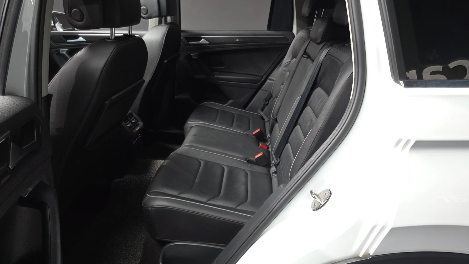 VW Tiguan 2.0 TDI Prestige | Панорама | HUD | 360  | ACC, снимка 9 - Автомобили и джипове - 56130783