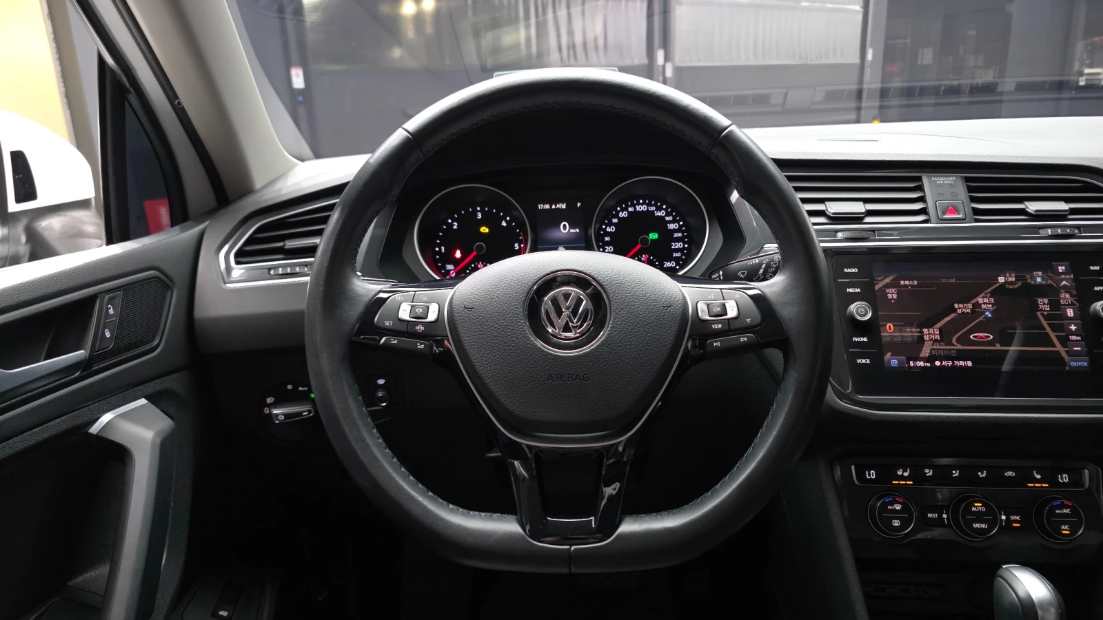VW Tiguan 2.0 TDI Prestige | Панорама | HUD | 360  | ACC, снимка 12 - Автомобили и джипове - 56130783