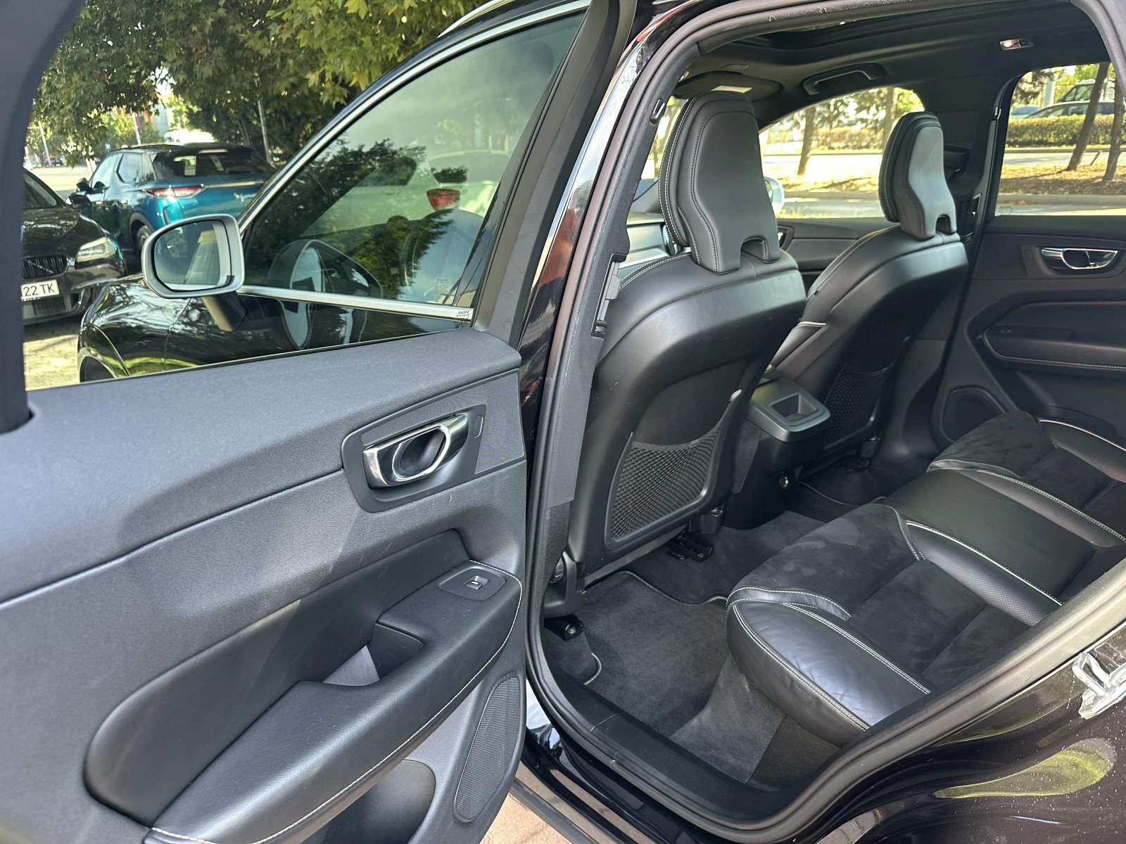Volvo XC60 R-line* AWD* Pano , снимка 17 - Автомобили и джипове - 56191337