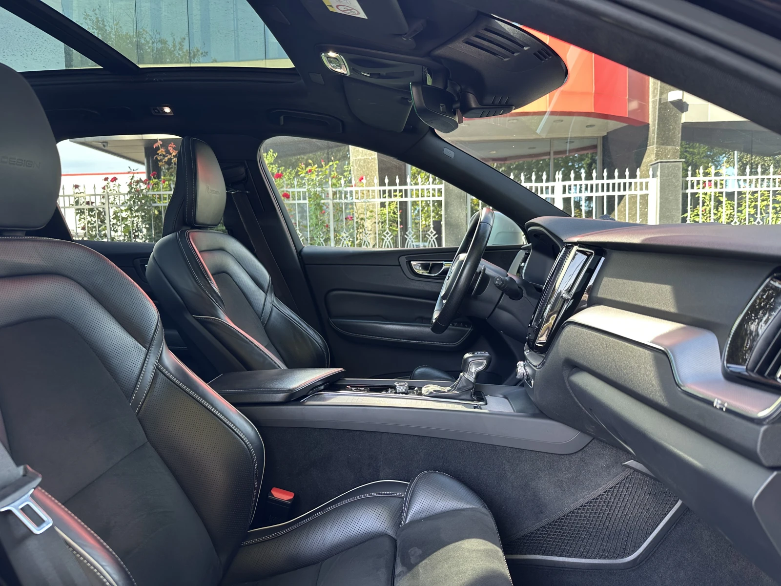 Volvo XC60 R-line* AWD* Pano , снимка 13 - Автомобили и джипове - 56191337