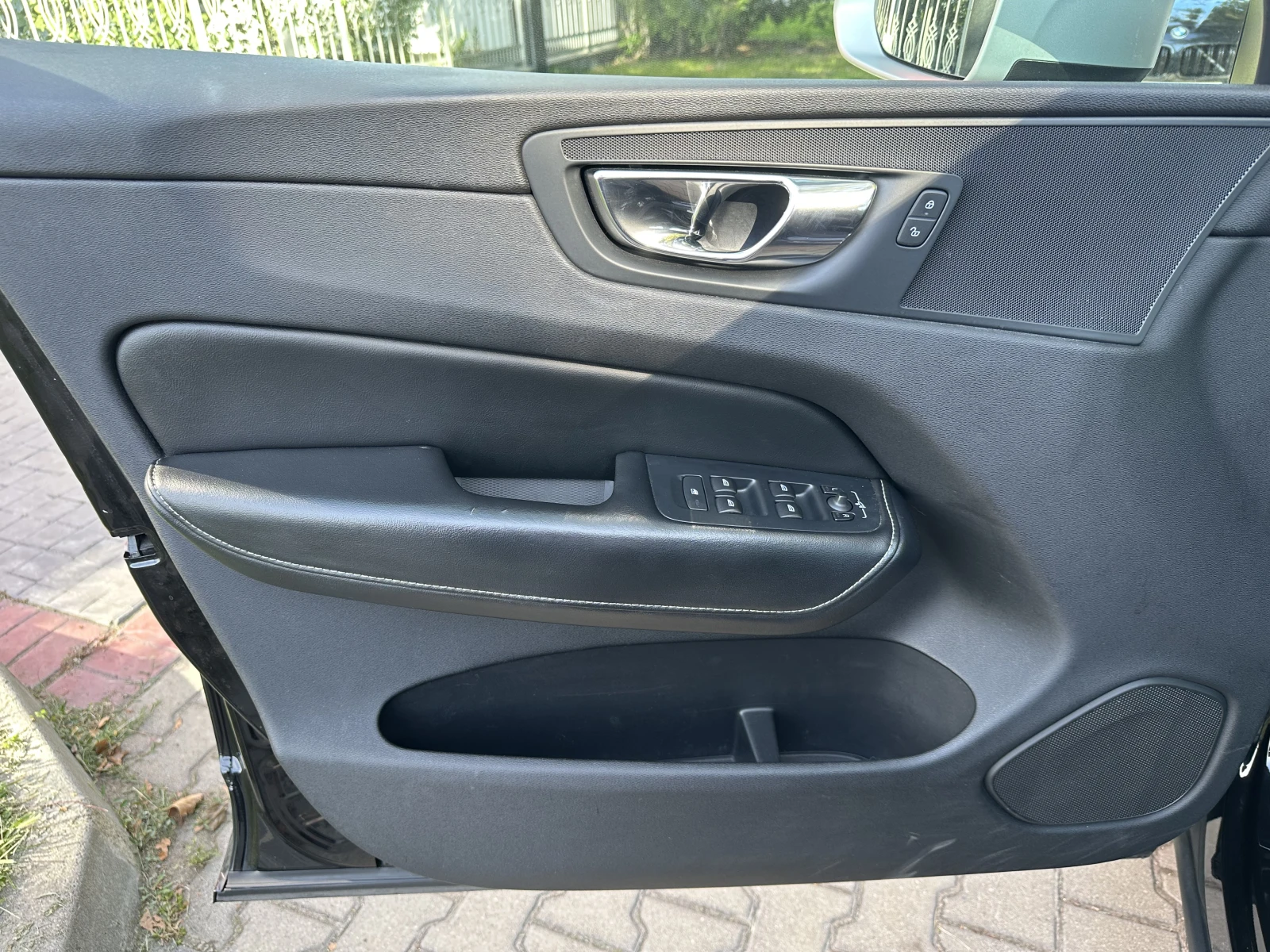 Volvo XC60 R-line* AWD* Pano , снимка 7 - Автомобили и джипове - 56191337