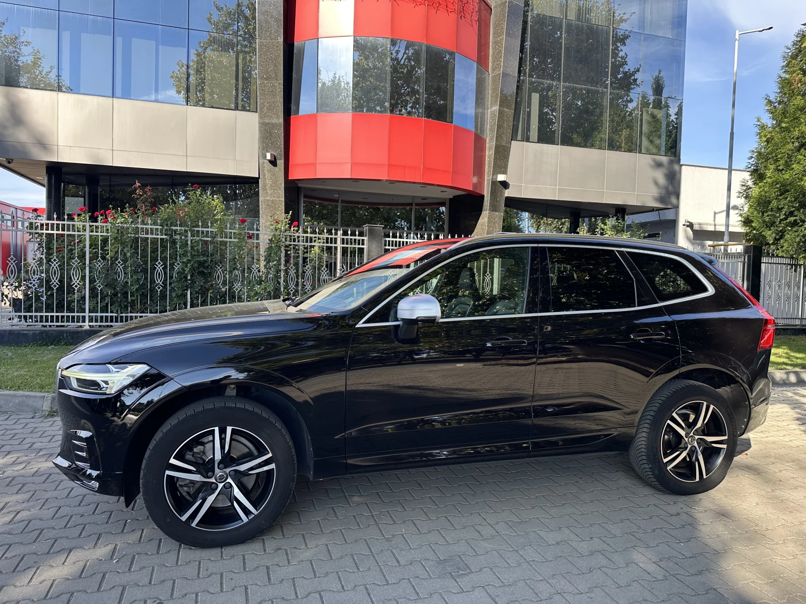 Volvo XC60 R-line* AWD* Pano , снимка 3 - Автомобили и джипове - 56191337