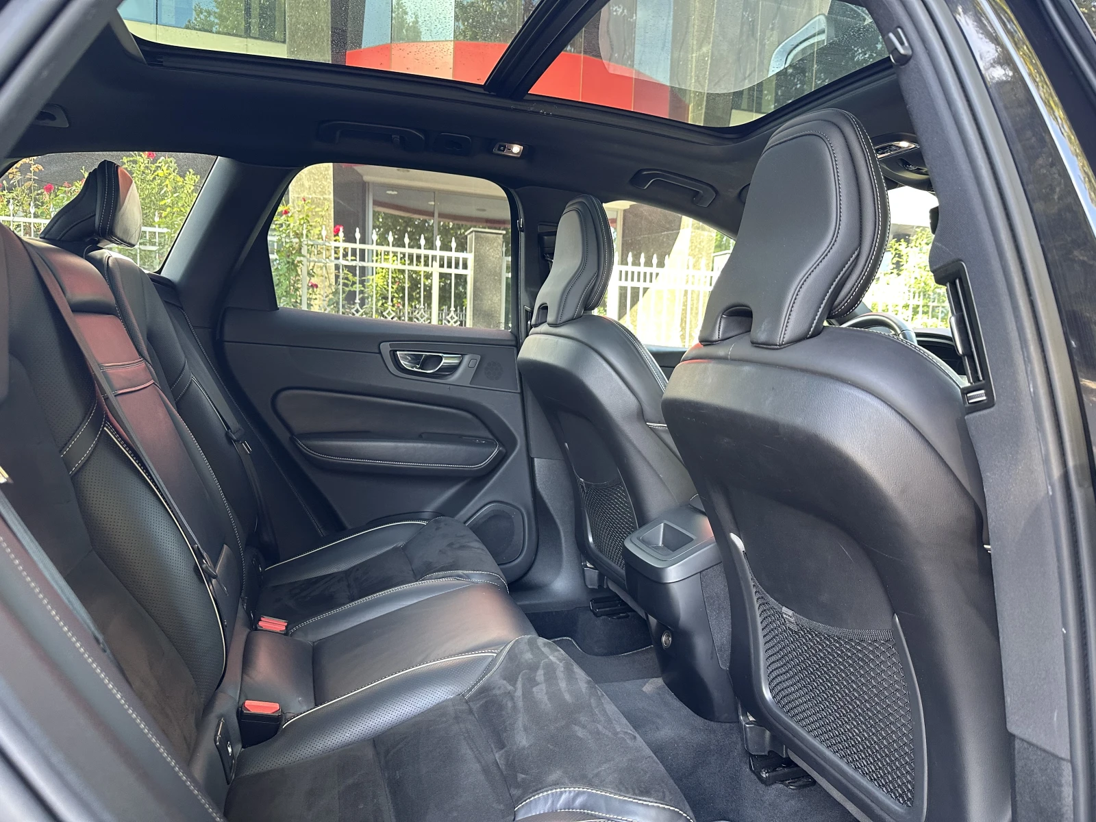 Volvo XC60 R-line* AWD* Pano , снимка 15 - Автомобили и джипове - 56191337