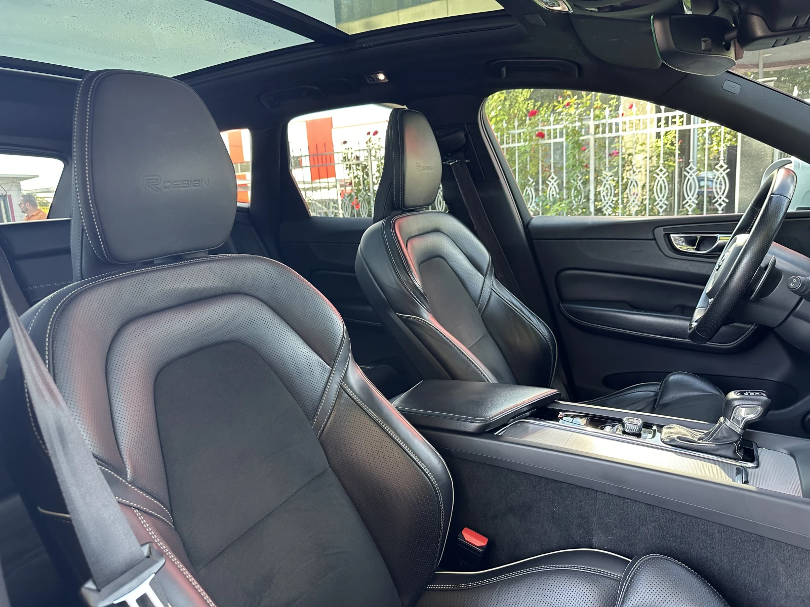 Volvo XC60 R-line* AWD* Pano , снимка 14 - Автомобили и джипове - 56191337