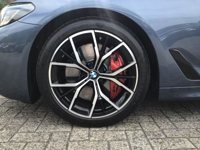 BMW 550 i M xDrive = Shadow Line= Гаранция, снимка 3 - Автомобили и джипове - 46408715