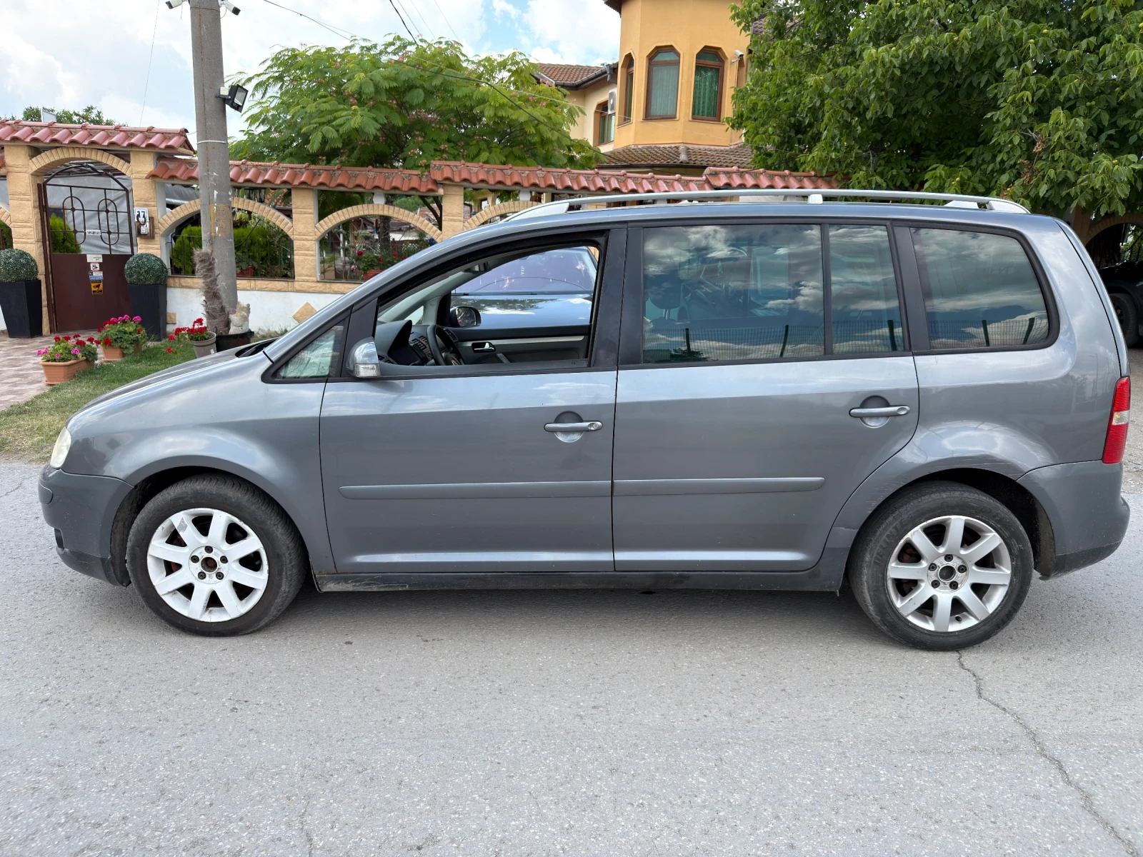 VW Touran 2.0TDI DSG, снимка 4 - Автомобили и джипове - 55063114